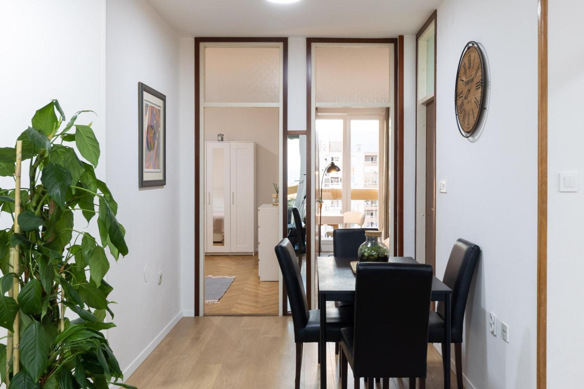 Apartment Tranquil Retreat W/ Balcony Sea View & Workspace *