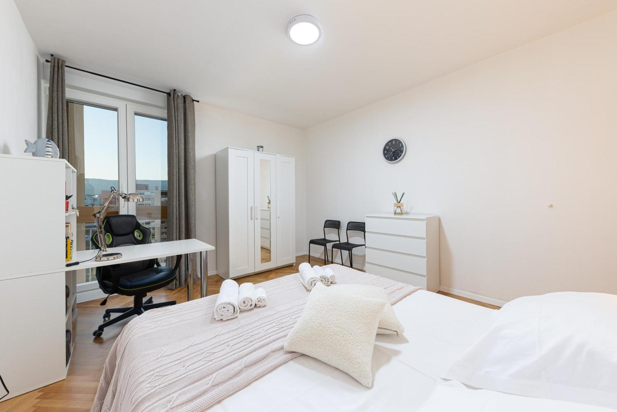 Tranquil Retreat W/ Balcony Sea View & Workspace Apartment